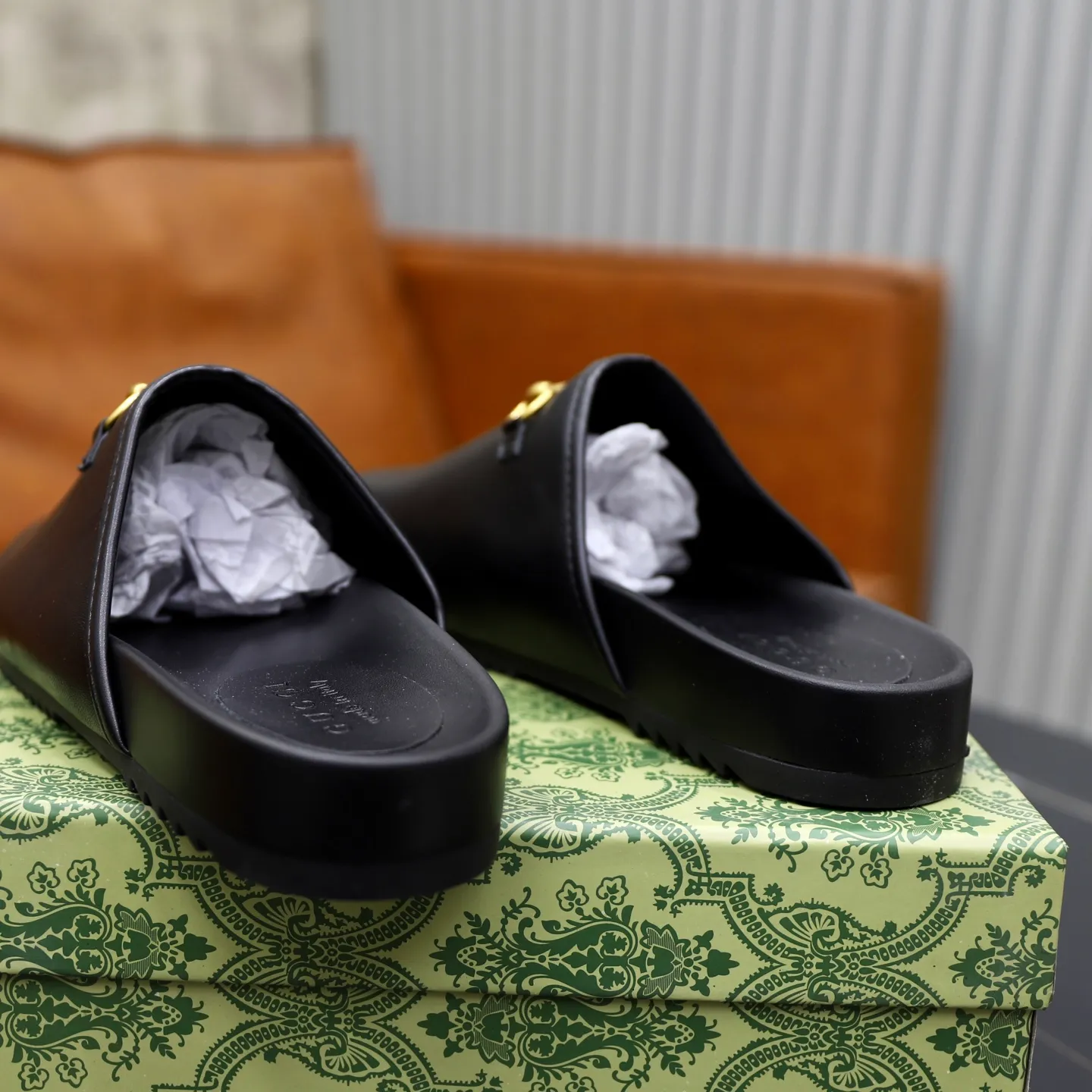 Ex-factory price: 340💰🙅‍♂️🙅‍♂️🙅‍♂️Couple model Brand: GUCCI Standard code: 35-44 (45 customized) Grade: Same as the official website Material: Original leather design Original lightweight wear-resistant molded outsole Style category: Men's fashion sandals Distinguished luxury brand elements Top luxury Color: Actual picture color